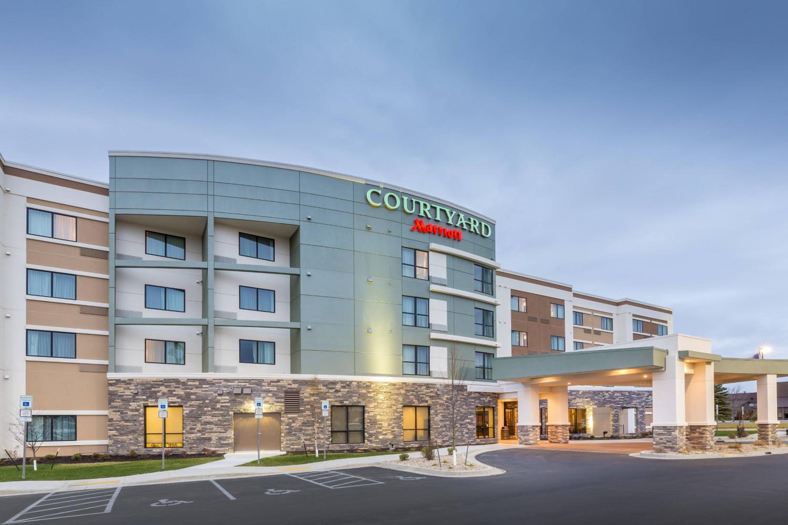 Hotel Courtyard by Marriott Bismarck North - Image 1