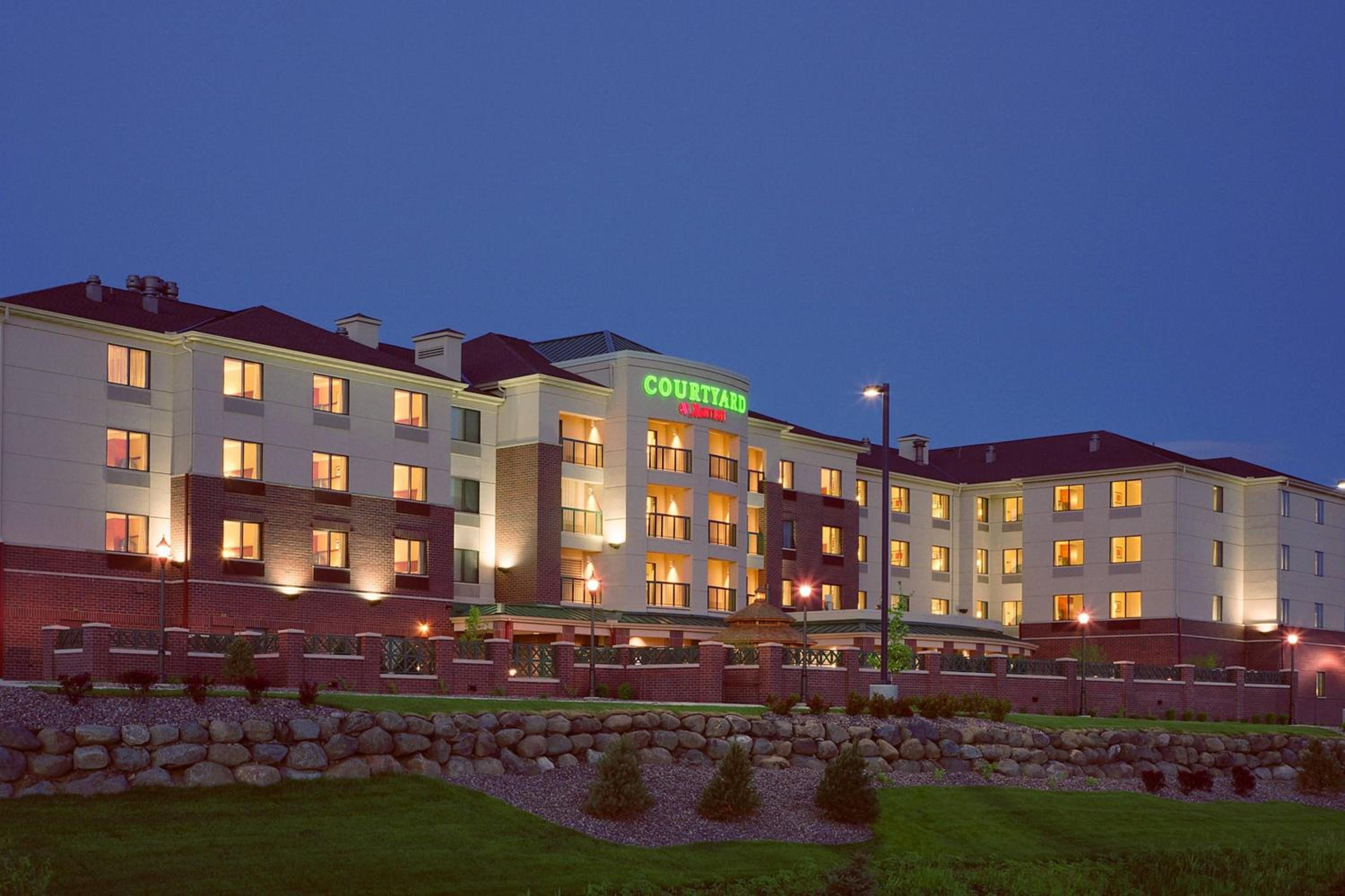 New York City Vacations - Courtyard by Marriott Madison East - Property Image 14
