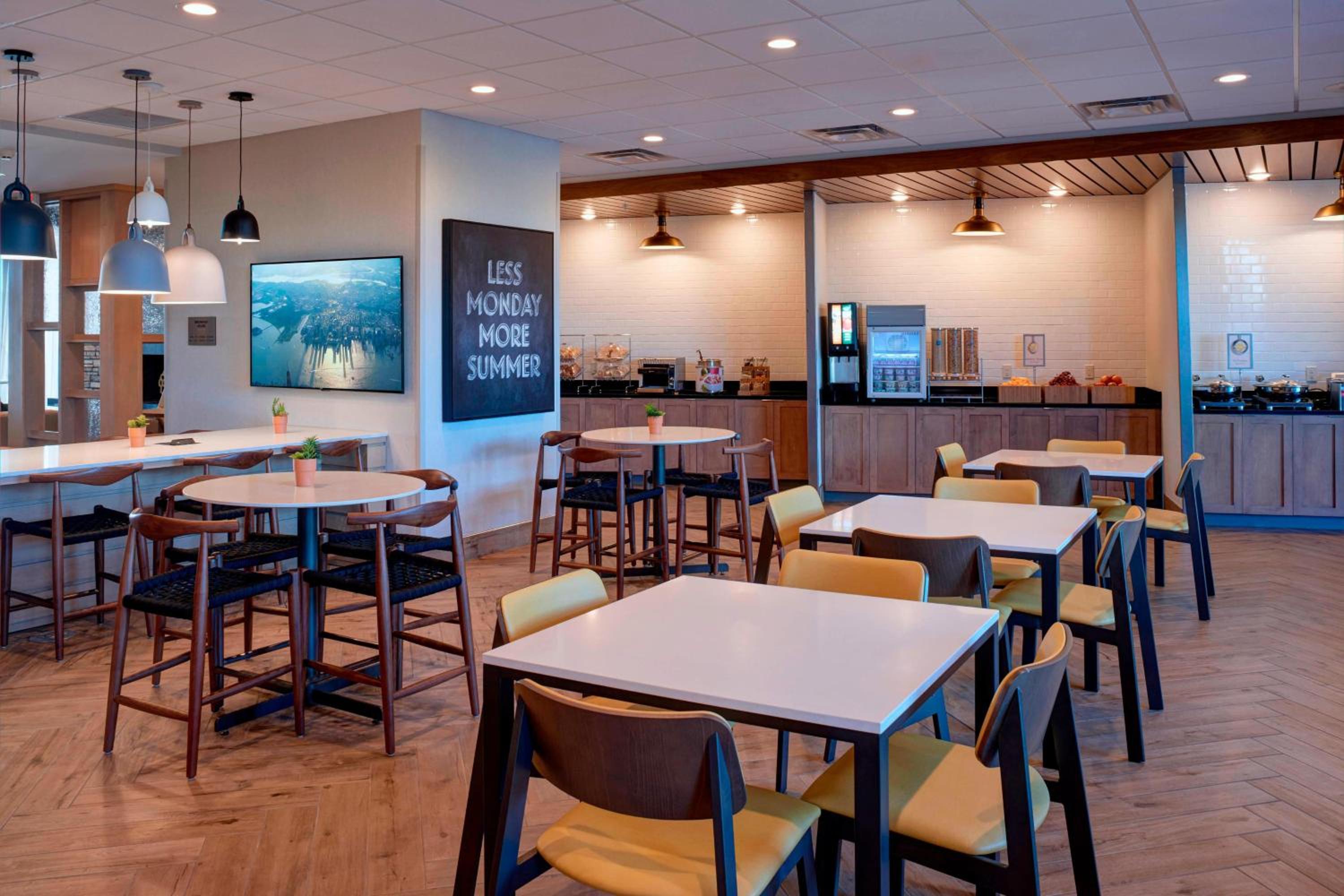 Columbus Vacations - Fairfield Inn  Suites by Marriott Columbus, IN - Property Image 6