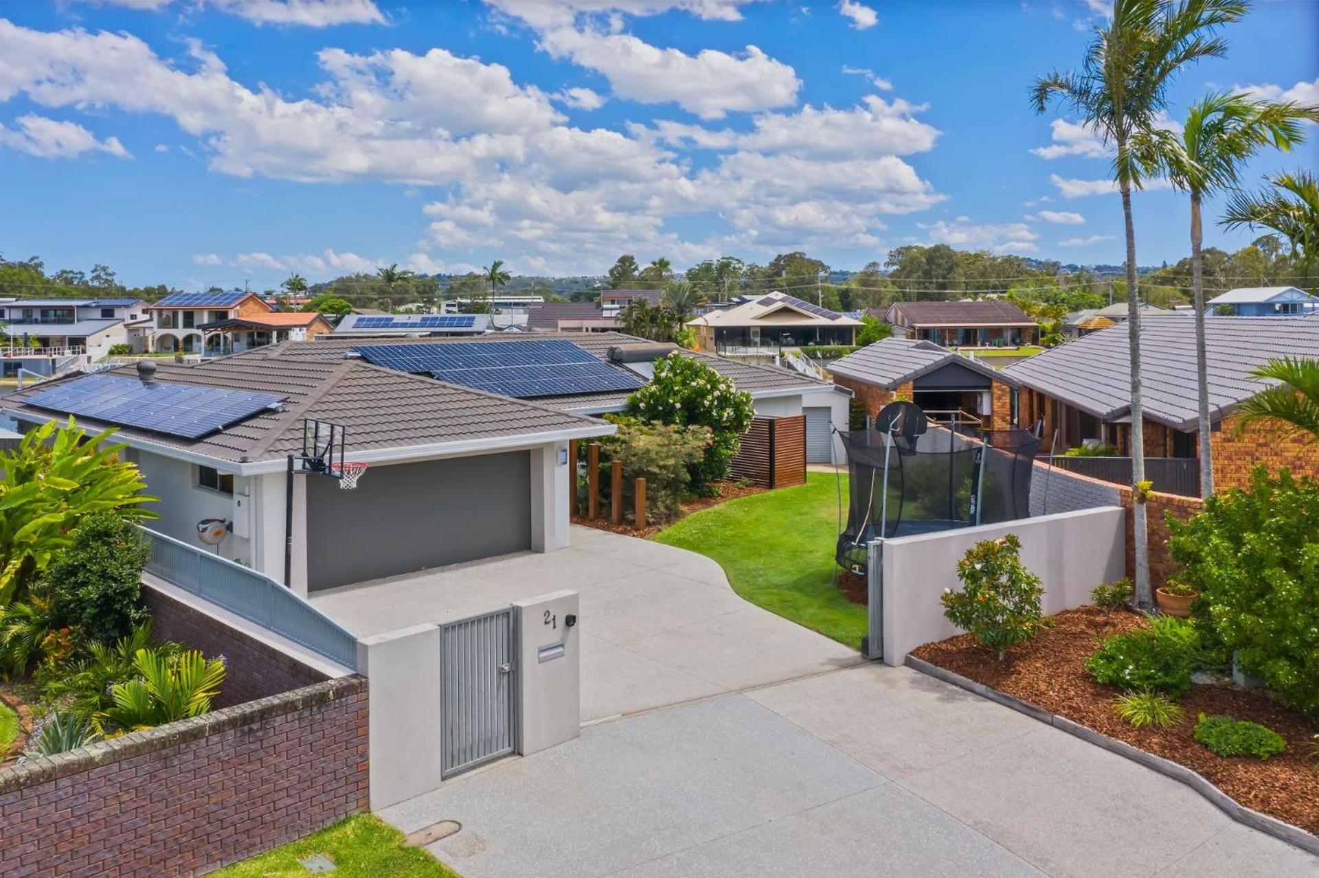 4 bedroom with large water frontage and pool, reverse air conditioning