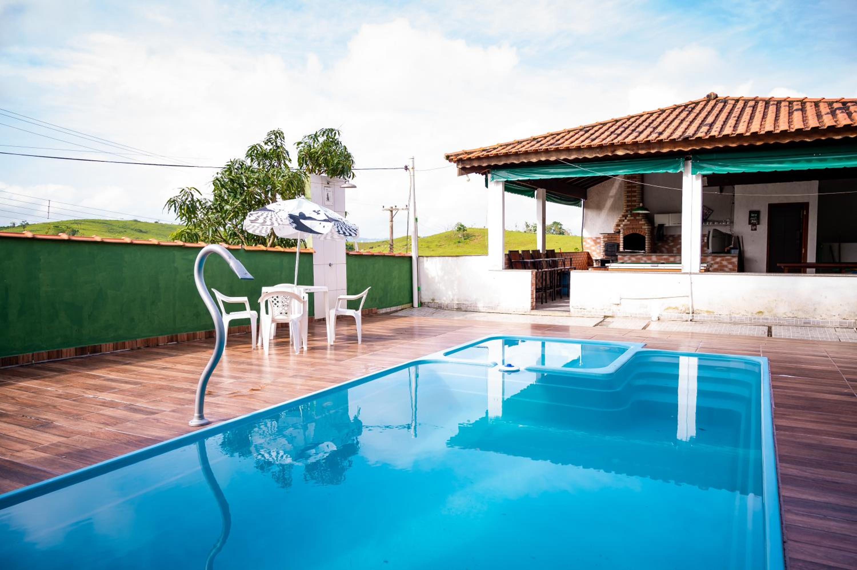 Casa familiar com piscina Penedo RJ