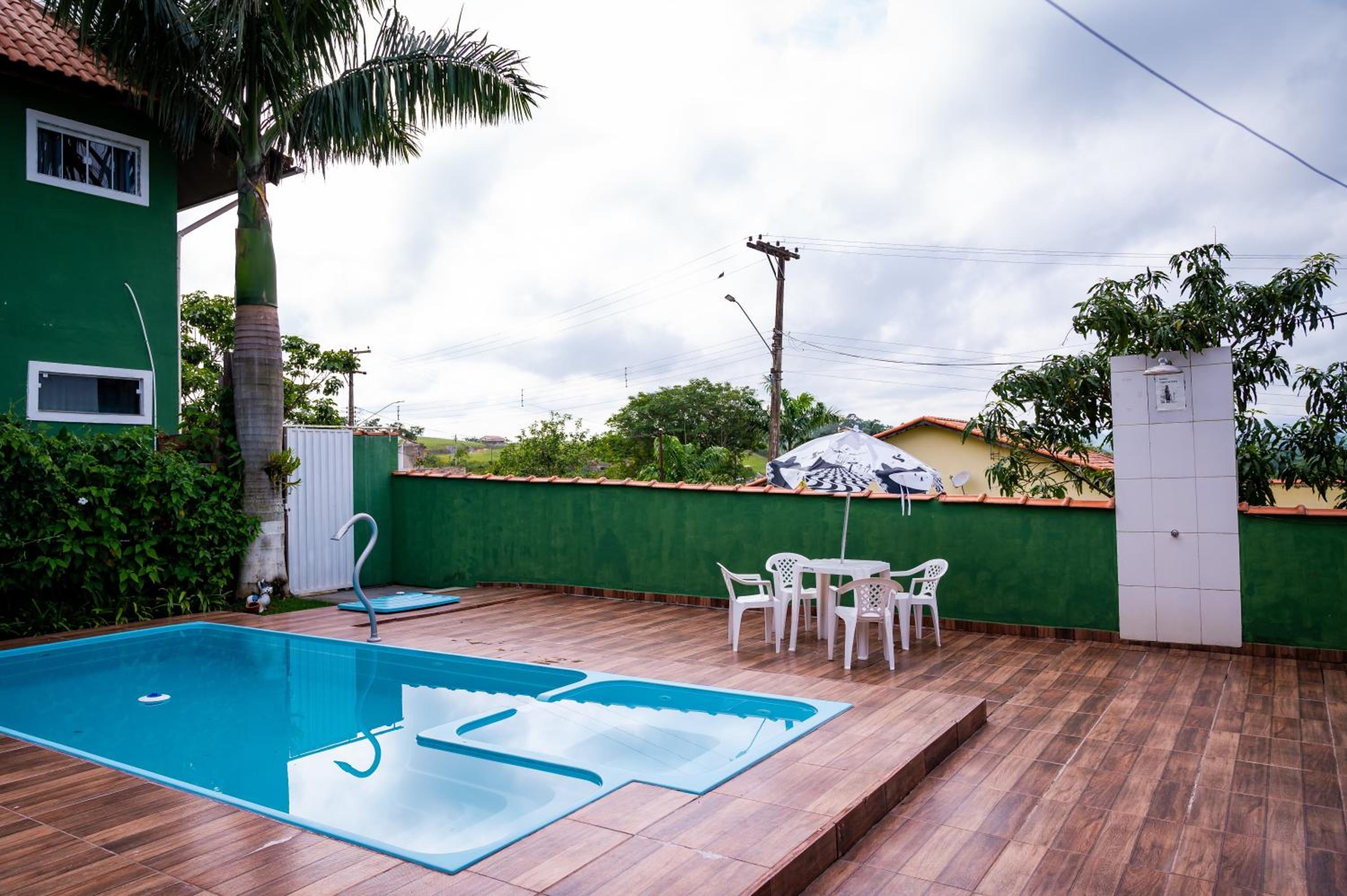Casa familiar com piscina Penedo RJ
