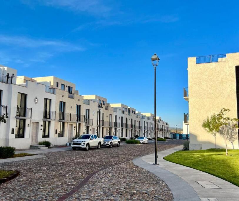 Hotel 3Bedrooms-5 min Downtown-Wifi-Pool-Jacuzzi-Parking - Image 1