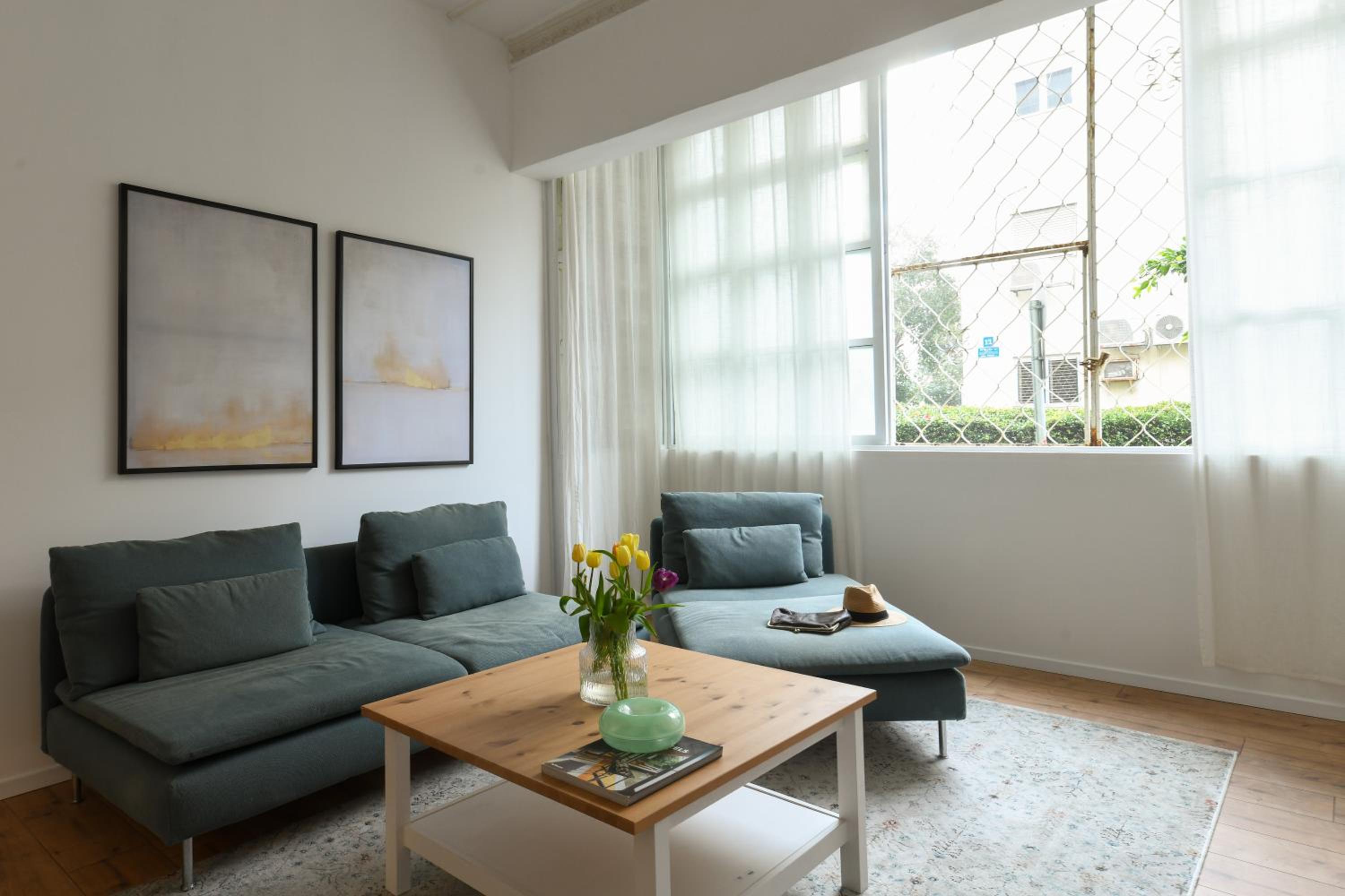 Homey & Spacious 2BR Apt in the Heart of Tel-Aviv by Sea N' Rent view 3