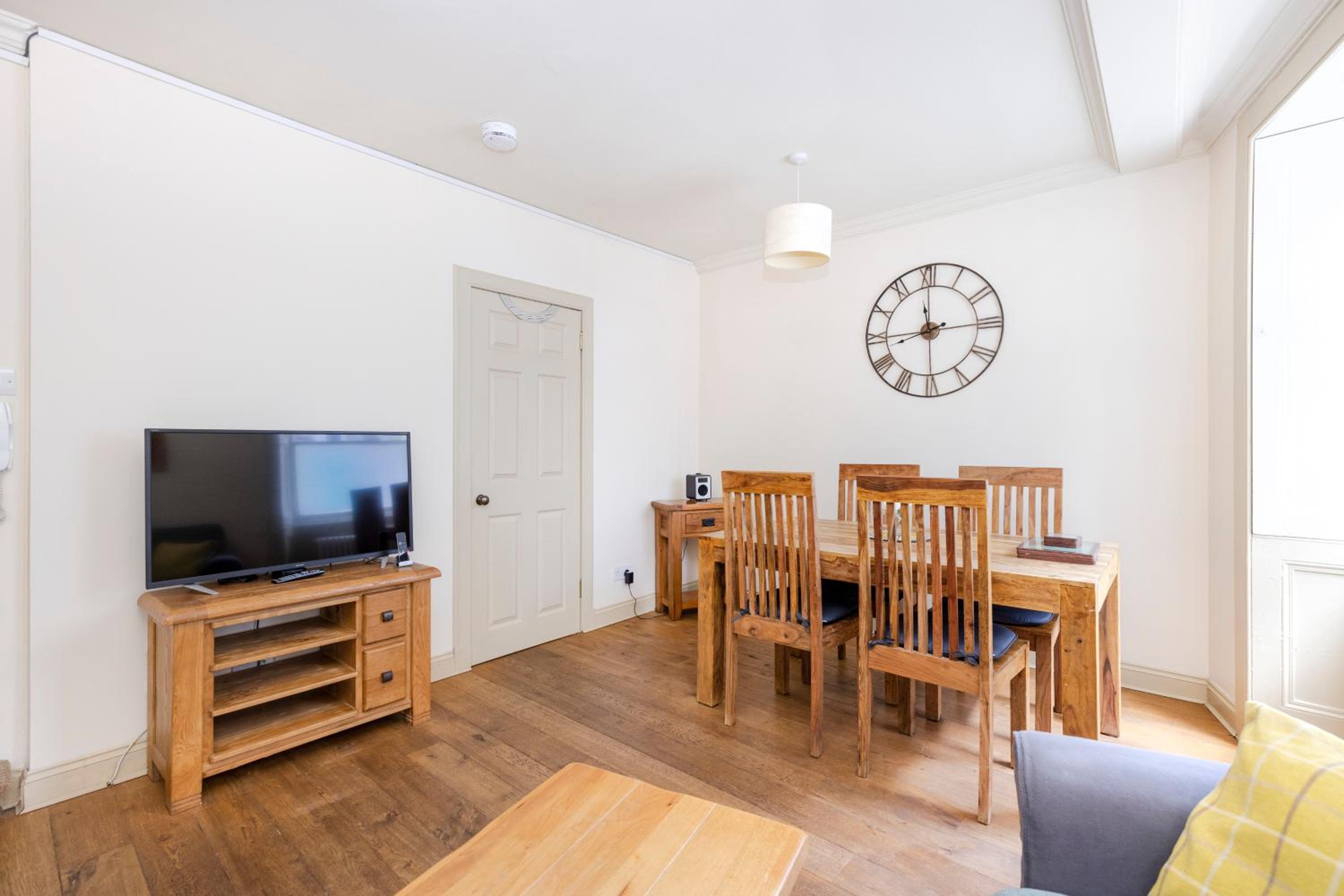 JOIVY Charming 2-bed house with Courtyard