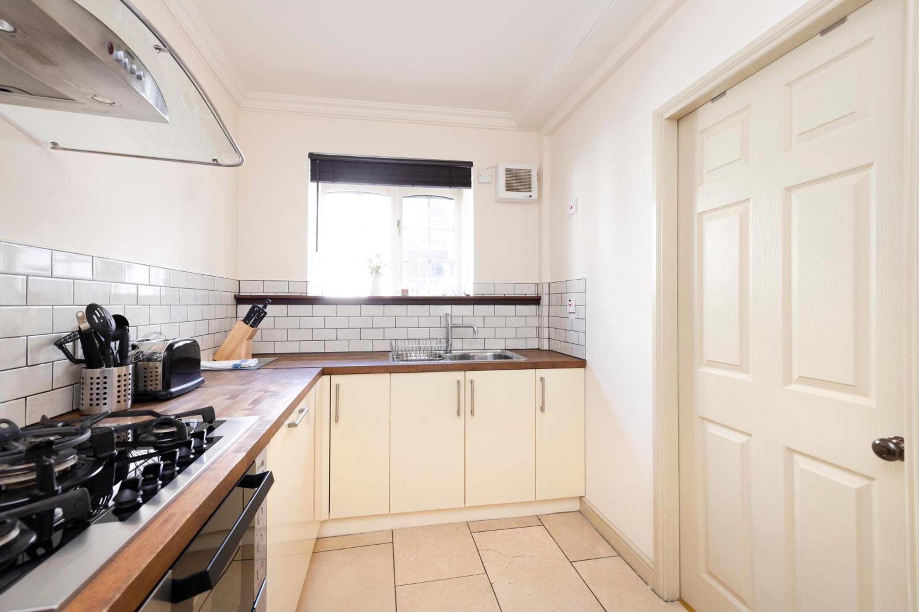 JOIVY Charming 2-bed house with Courtyard photo 3