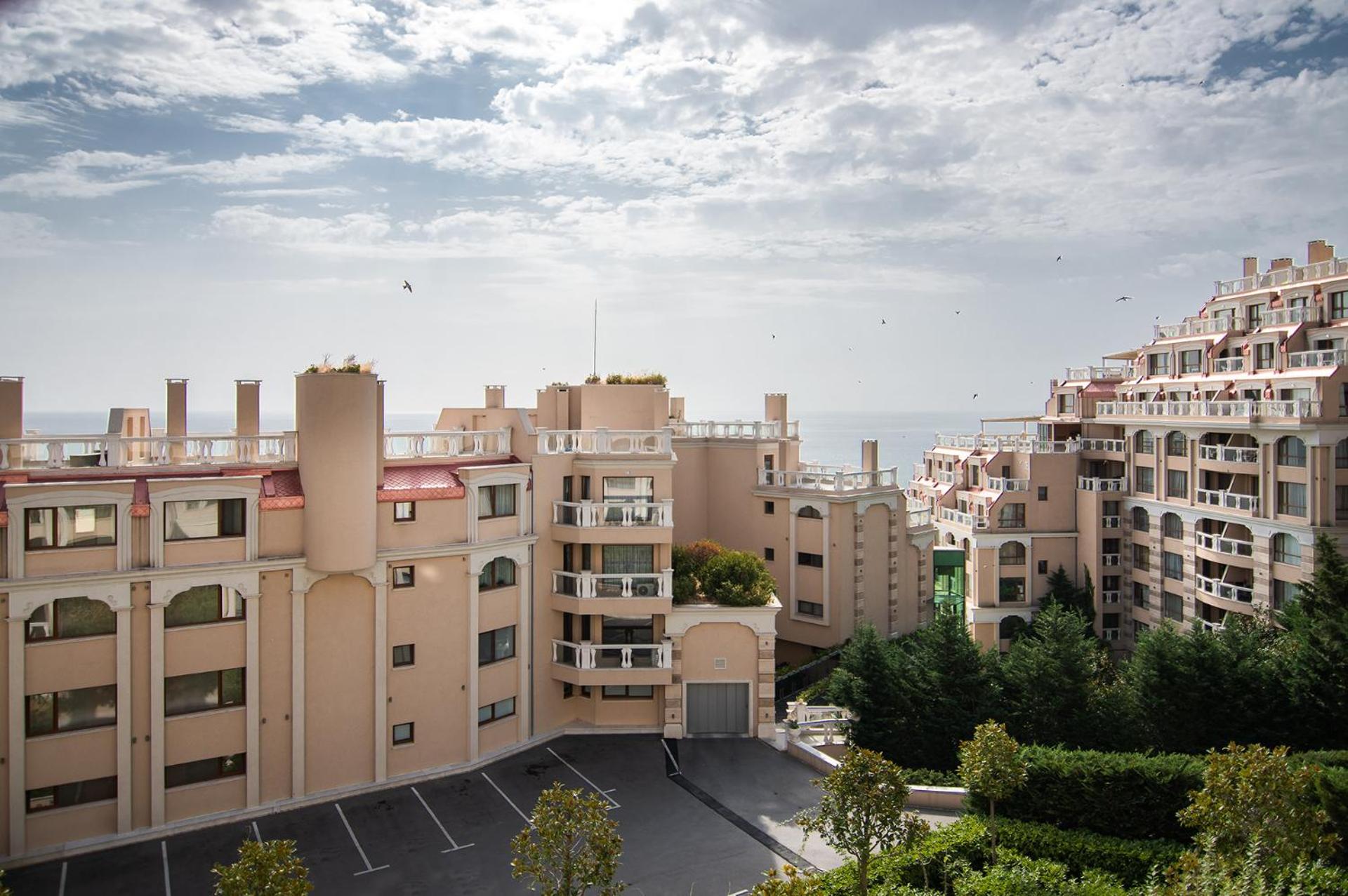 La Mer flat 9 parking and beach access