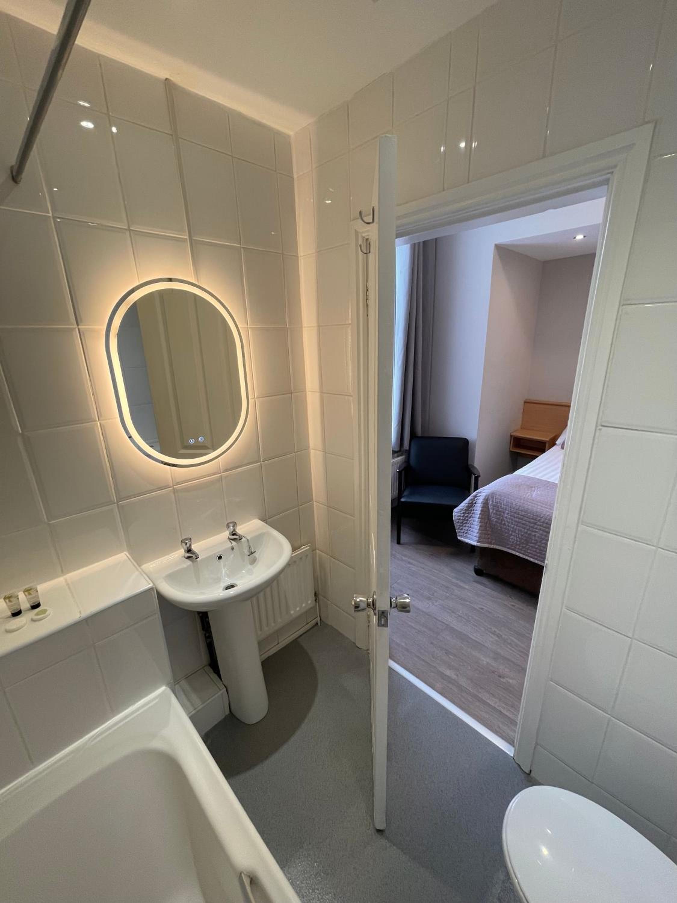 West Lynn Serviced Apartments Spacious & Free Parking