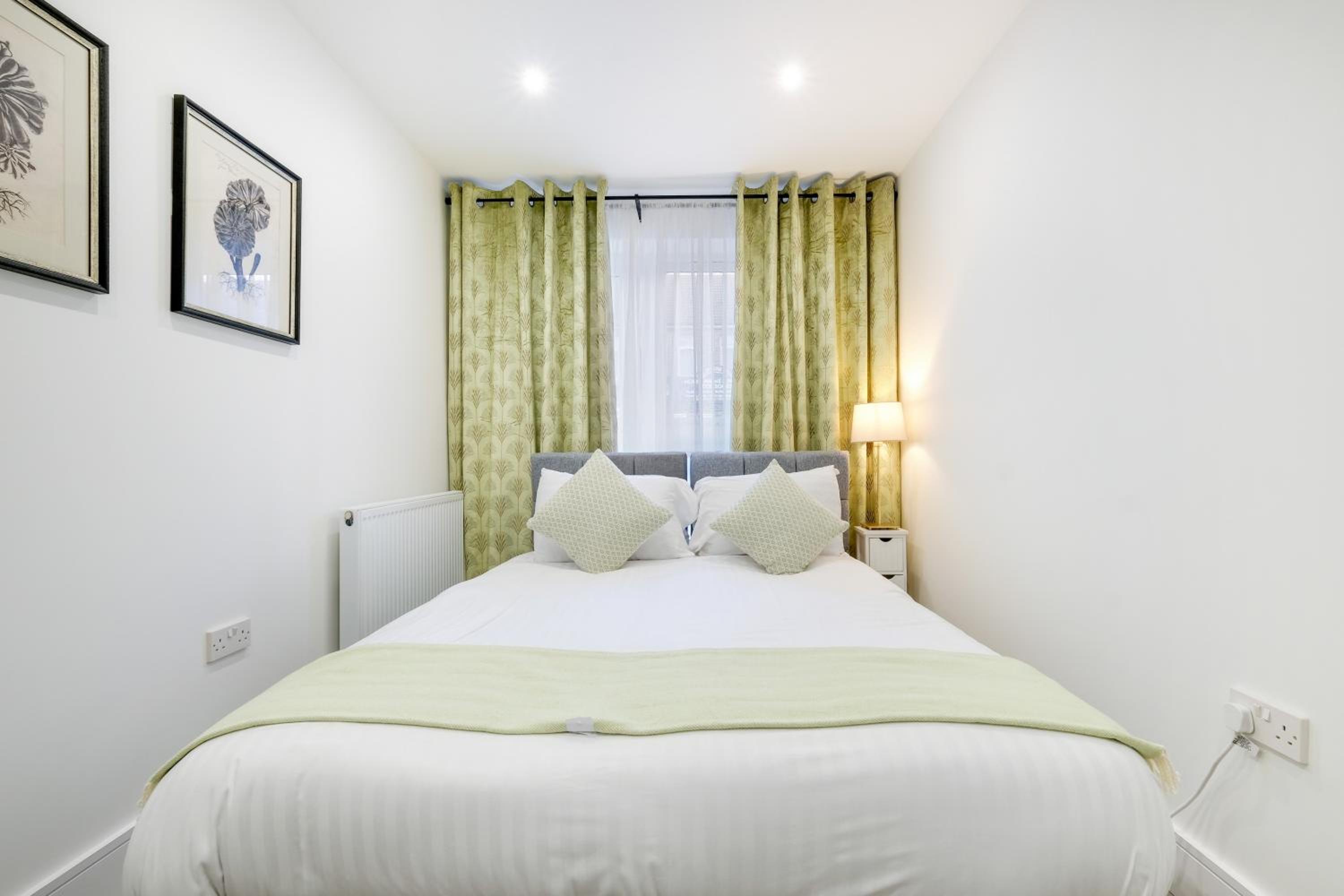 Luxury Heathrow 1 & 2 Bedroom Apts, West Drayton Free parking By 360Stays view 2