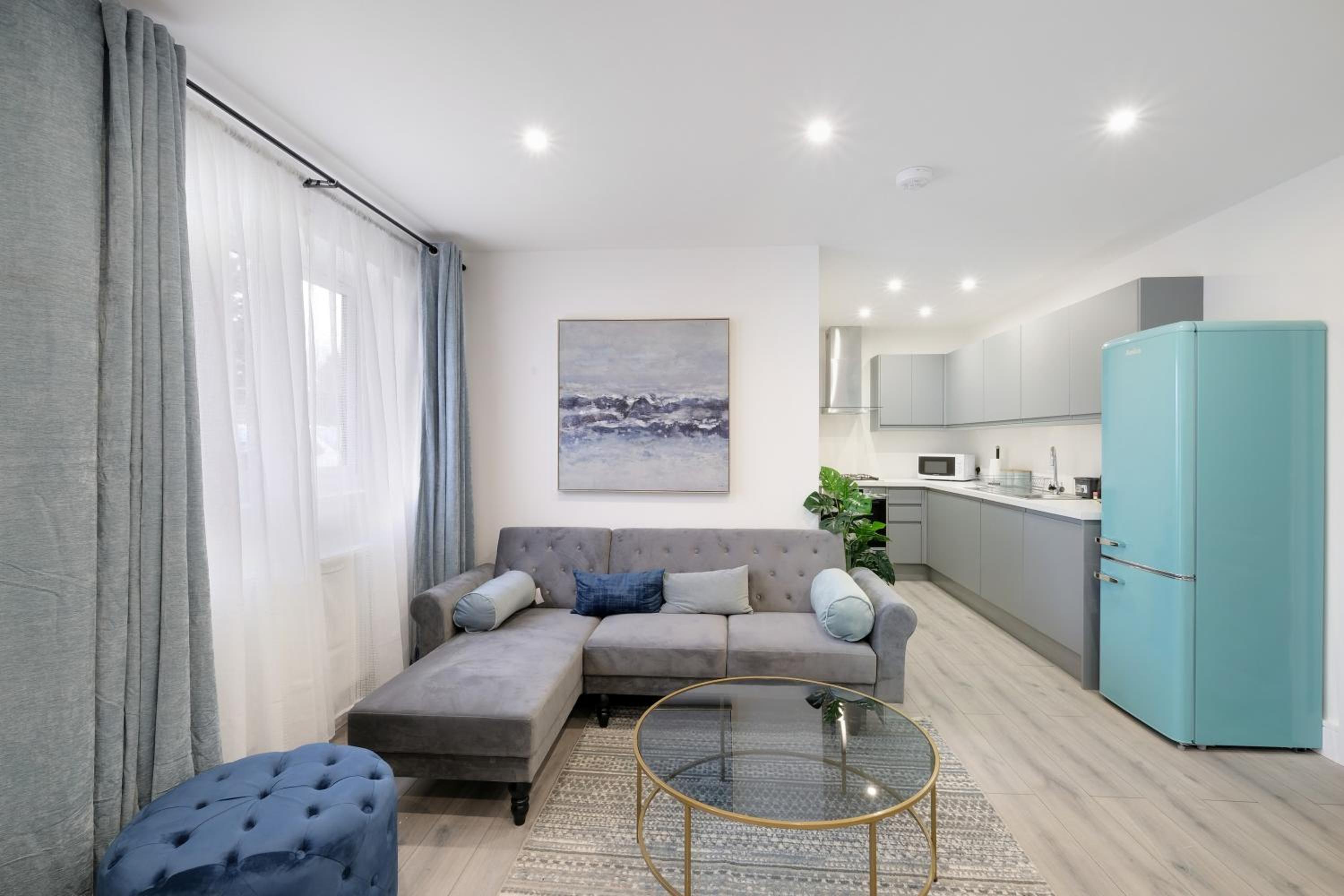 Luxury Heathrow 1 & 2 Bedroom Apts, West Drayton Free parking By 360Stays view 5