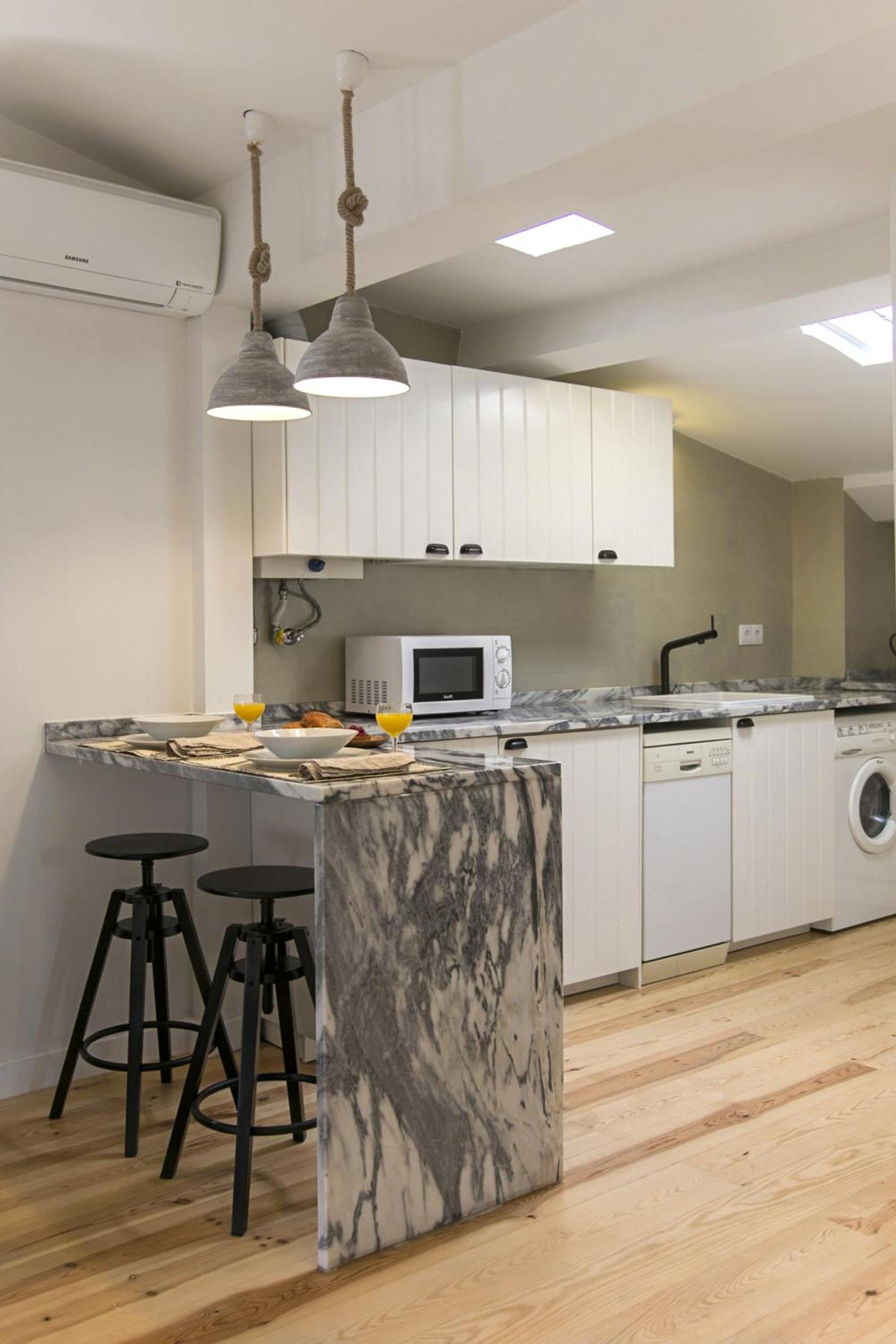 The Romantic Nest - the Perfect Getaway at Downtown, 6th-floor no lift view 3