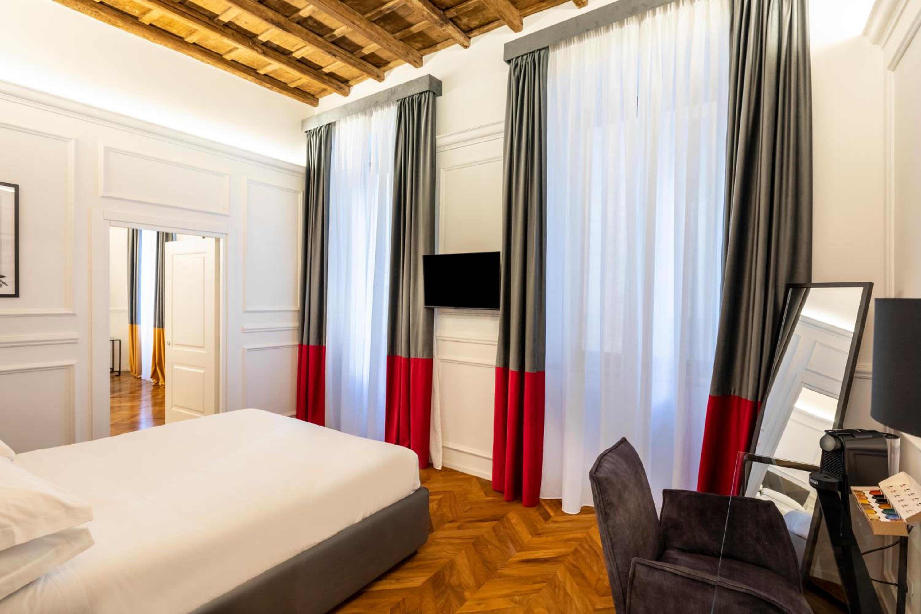 Largo Arenula Suites