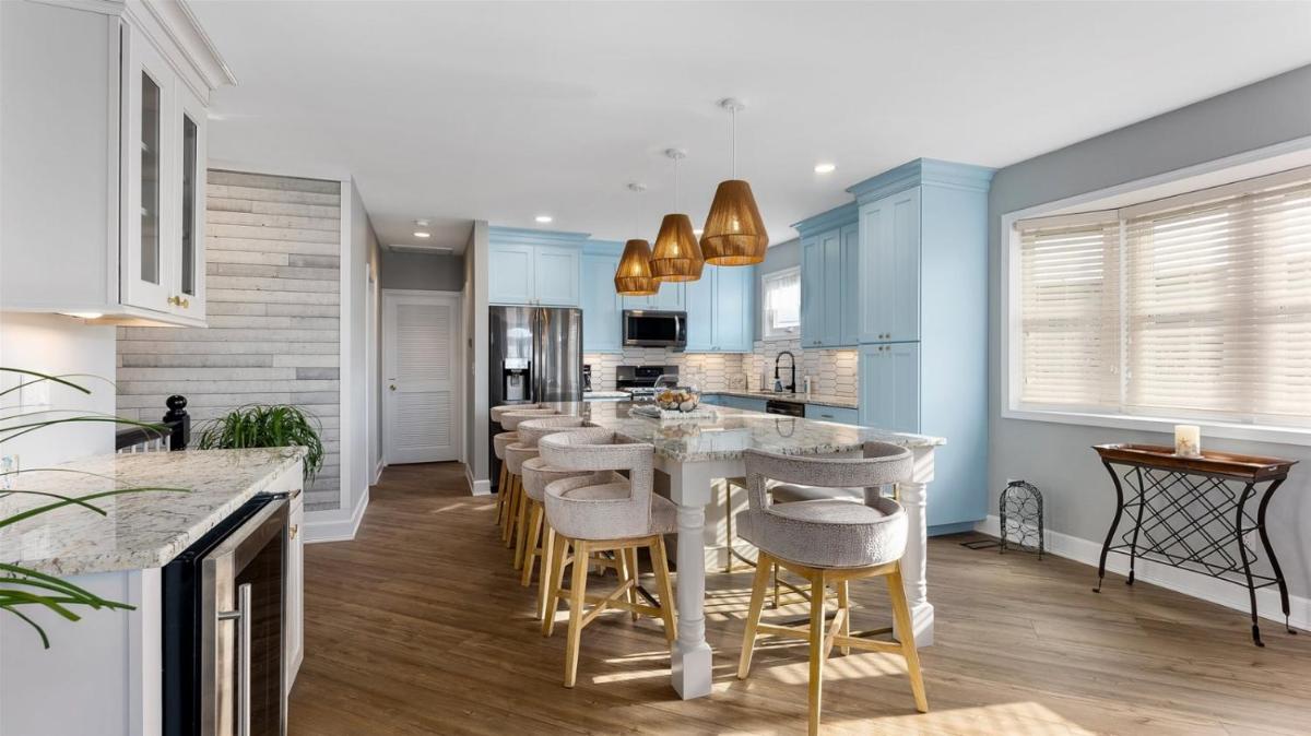 355 E 24th Ave, Unit 1 view 2