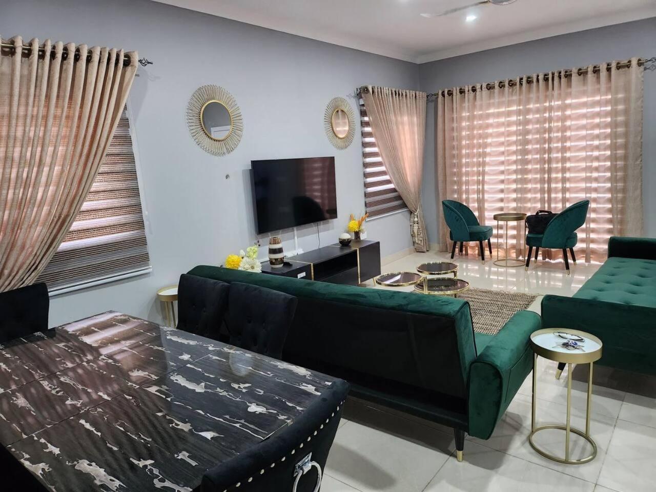 Spacious Luxury 3Bed Hse in Tema - Netflix Wi-fi view 2