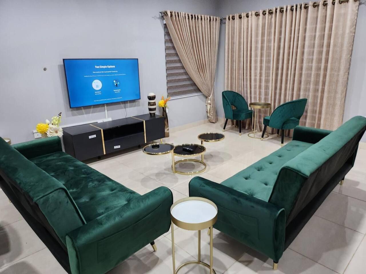 Spacious Luxury 3Bed Hse in Tema - Netflix Wi-fi view 3