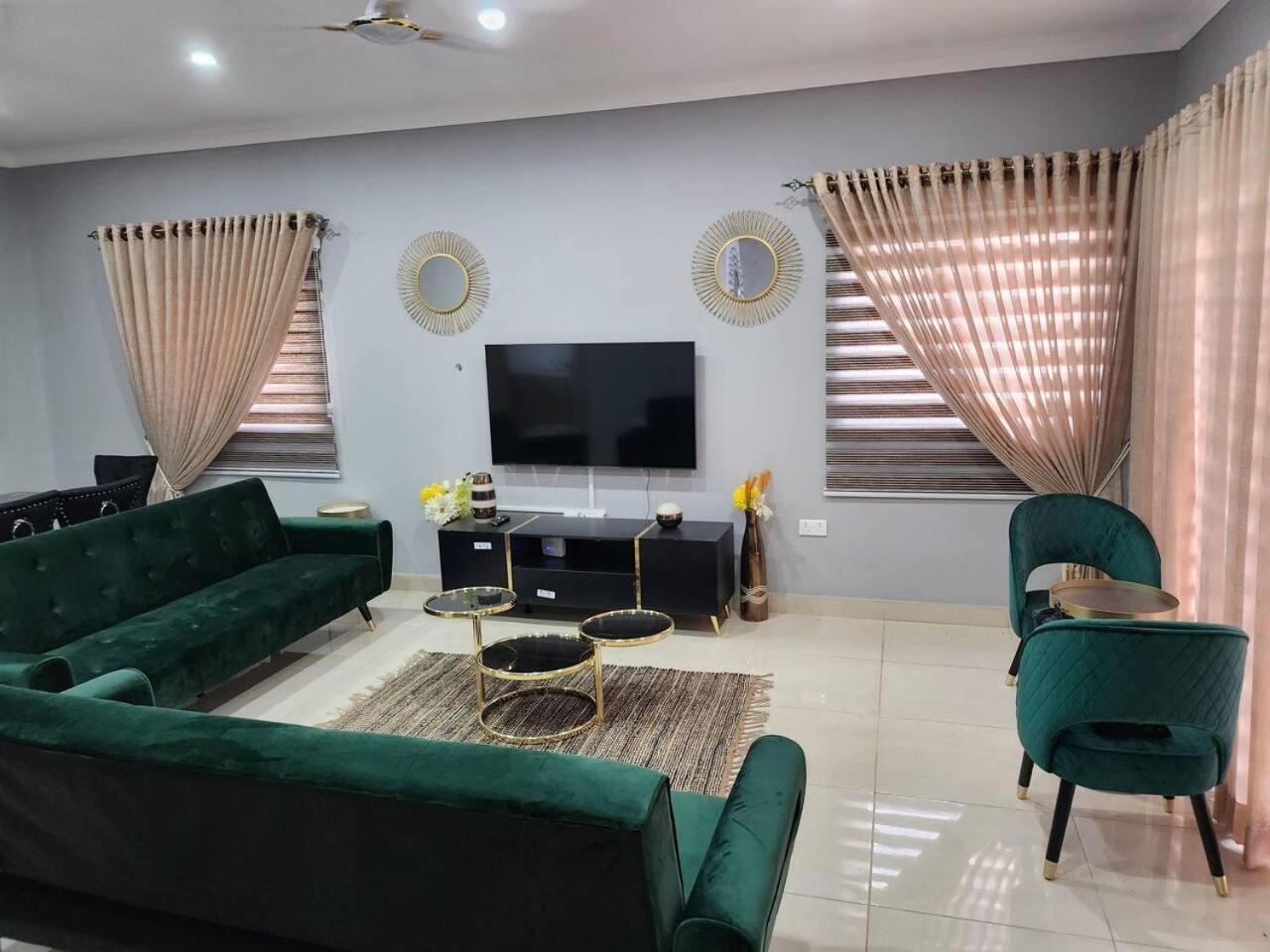 Spacious Luxury 3Bed Hse in Tema - Netflix Wi-fi view 4
