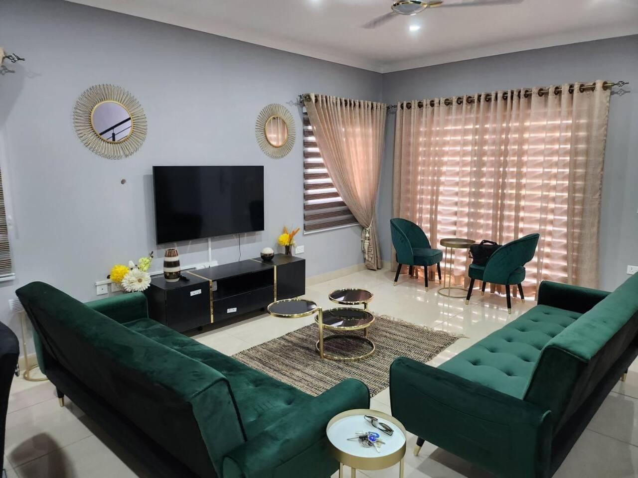 Spacious Luxury 3Bed Hse in Tema - Netflix Wi-fi view 5