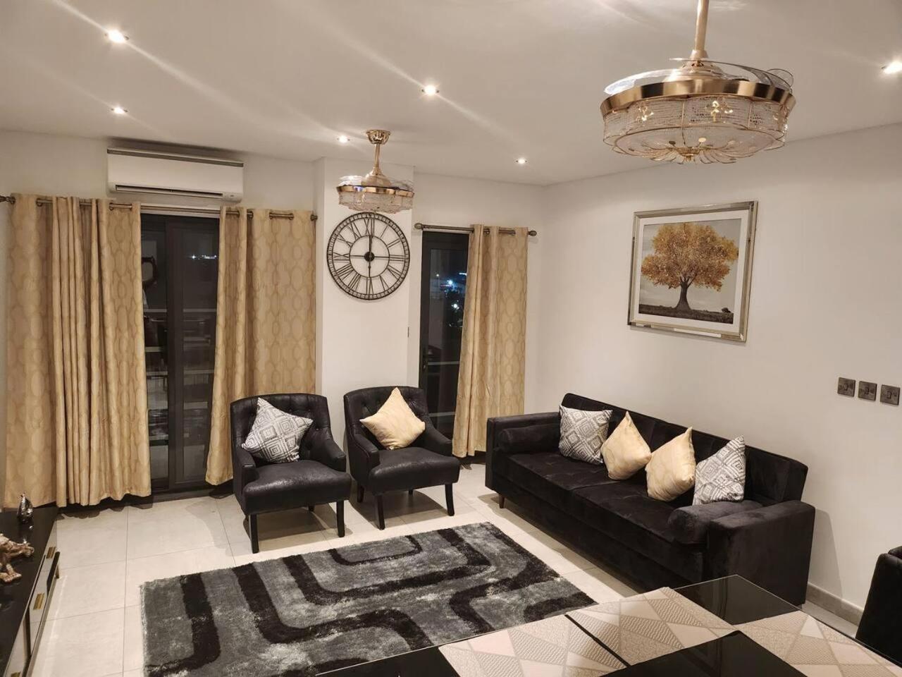Luxurious & Comfy Gem-5 Star Location-Pools Gym! view 4