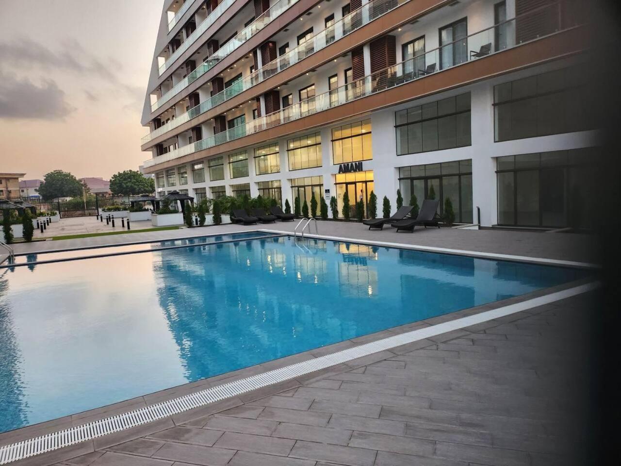 Luxurious & Comfy Gem-5 Star Location-Pools Gym! view 5