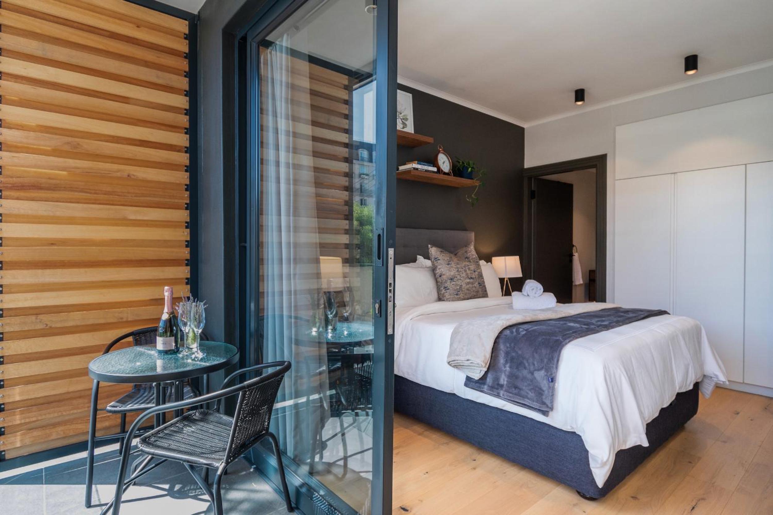 Luxurious Green Point Getaway