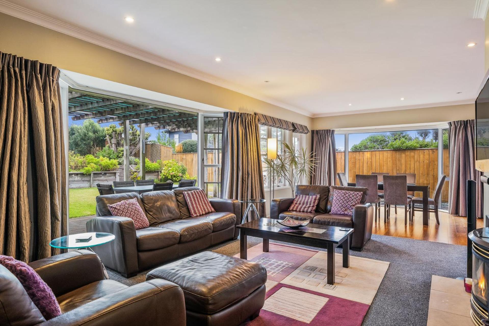 Rosy Retreat - Raumati Beach Holiday Home view 3