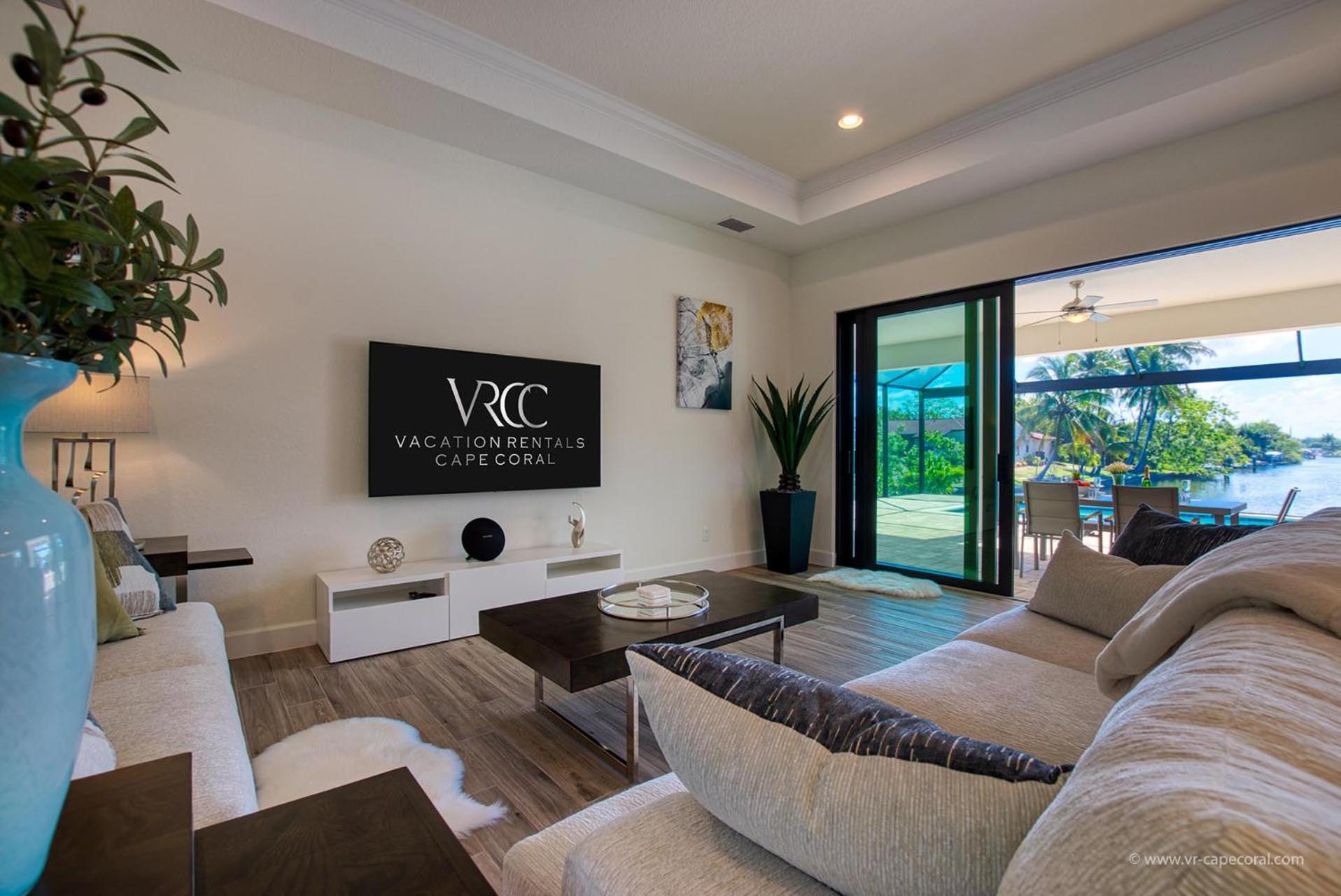 VRCC Villa Tesoro - stunning villa with 3 bedrooms and spa on intersection canal view 5