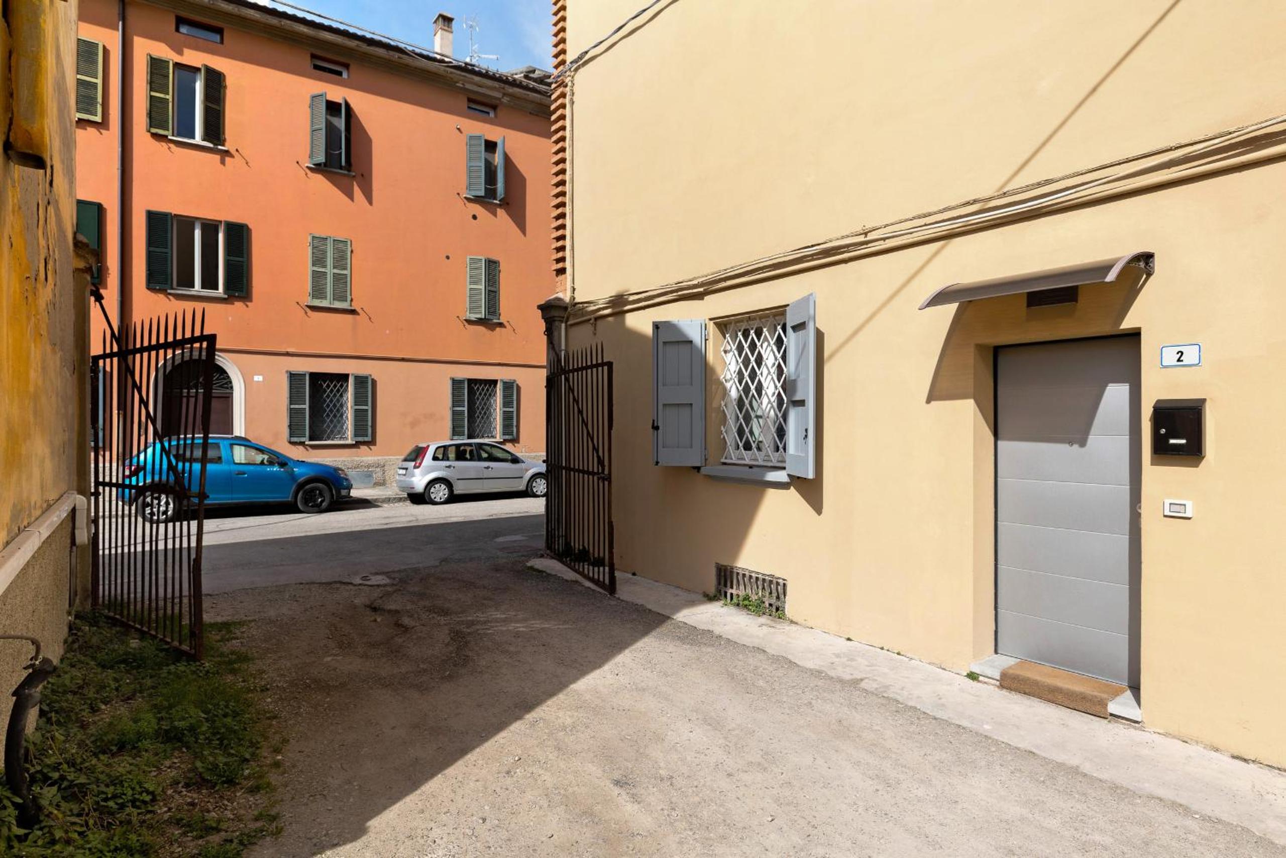 Modern studio in Borgo Panigale by Wonderful Italy view 2