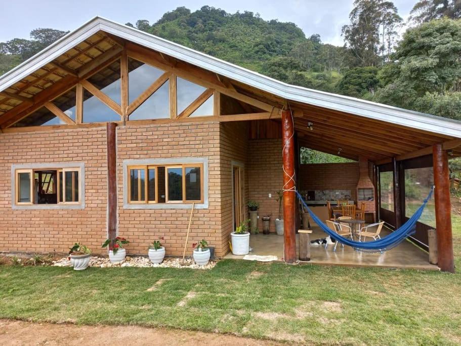 Chalé Araucária- Vale das Pedras MG