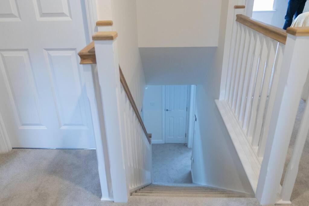 5 Swiftsure - Stunning 4 Bed Home, free parking view 2