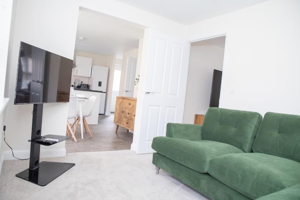 5 Swiftsure - Stunning 4 Bed Home, free parking view 3