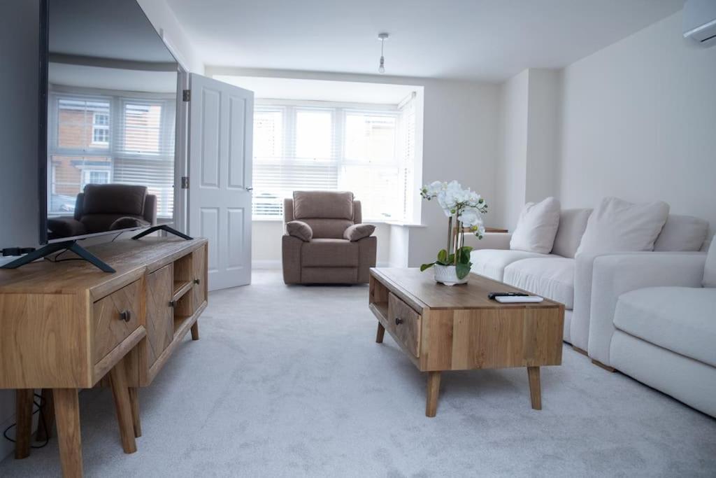 5 Swiftsure - Stunning 4 Bed Home, free parking view 5
