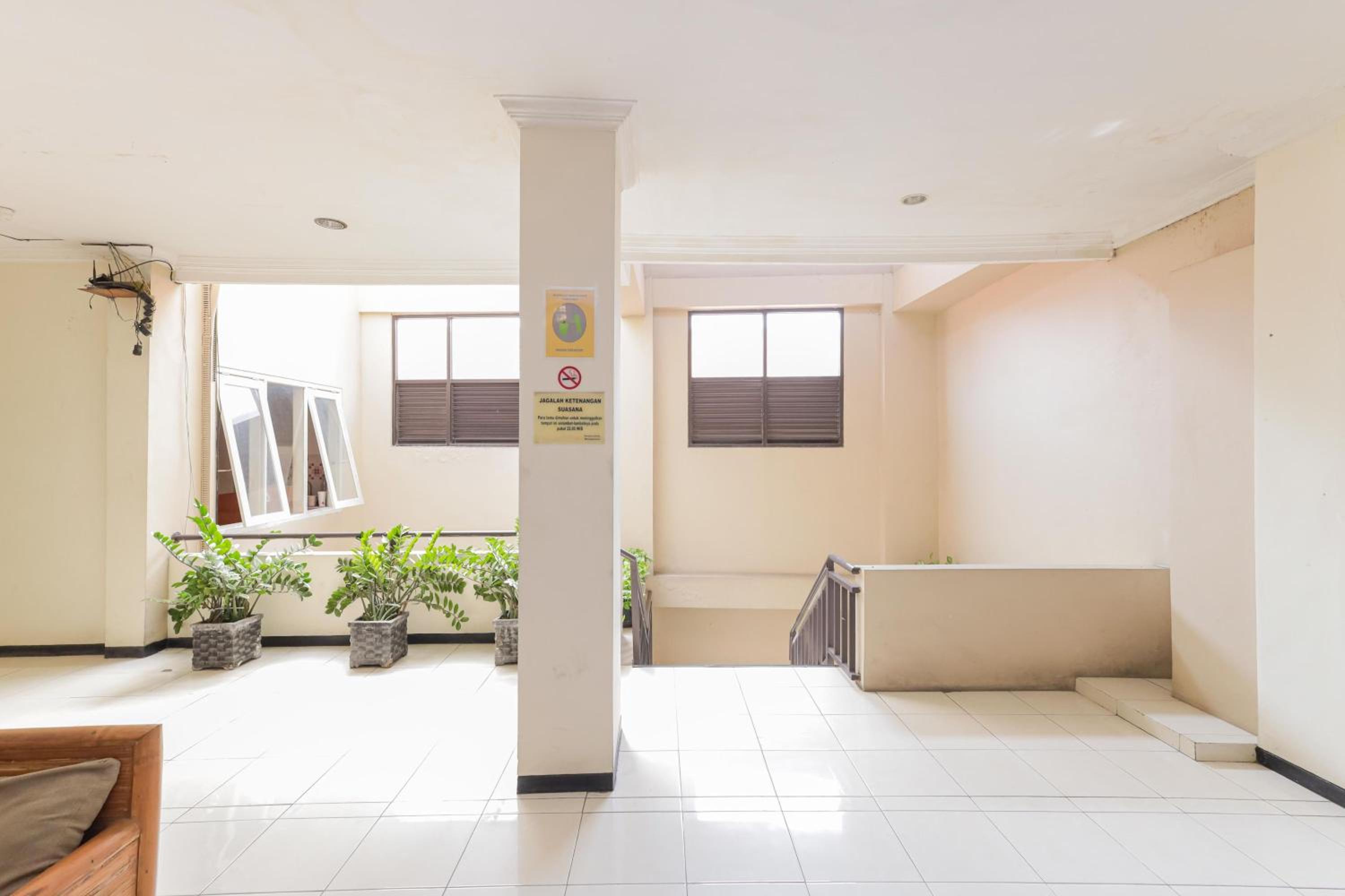 RedDoorz near Gubeng Station Surabaya