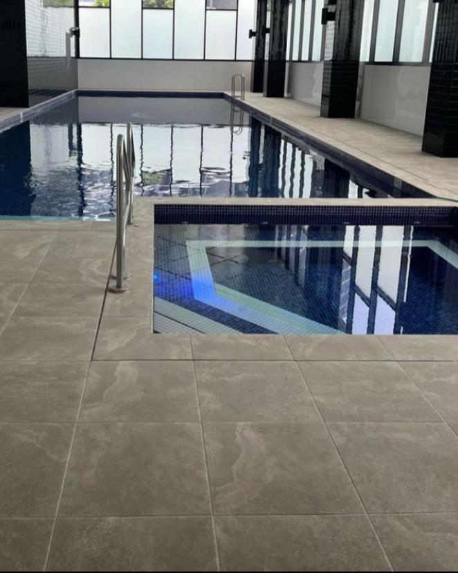 Hotel Comfort Living - 3 Bedroom sleeps 6 , parking, pool, other amenities - Near Showgrounds, NO PARTIES - Image 1