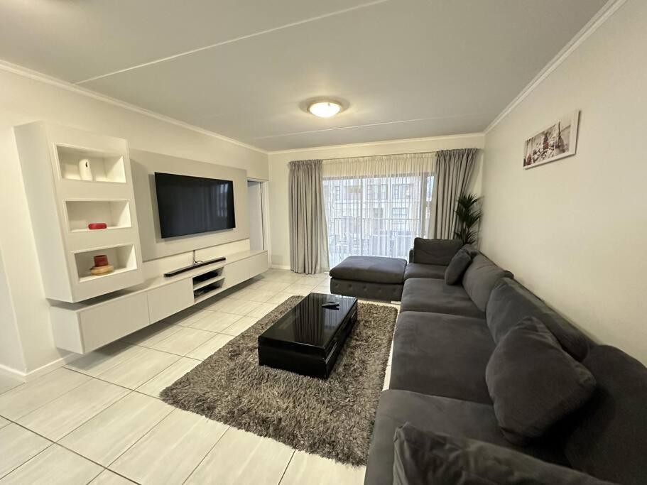 Stunning 2-Bed Apartment in Waterfall with Uncapped Wi-fi & Netflix