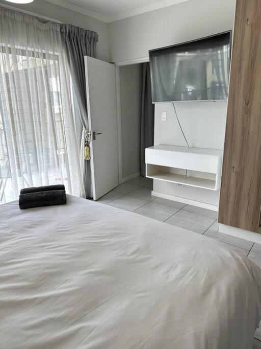 Stunning 2-Bed Apartment in Waterfall with Uncapped Wi-fi & Netflix