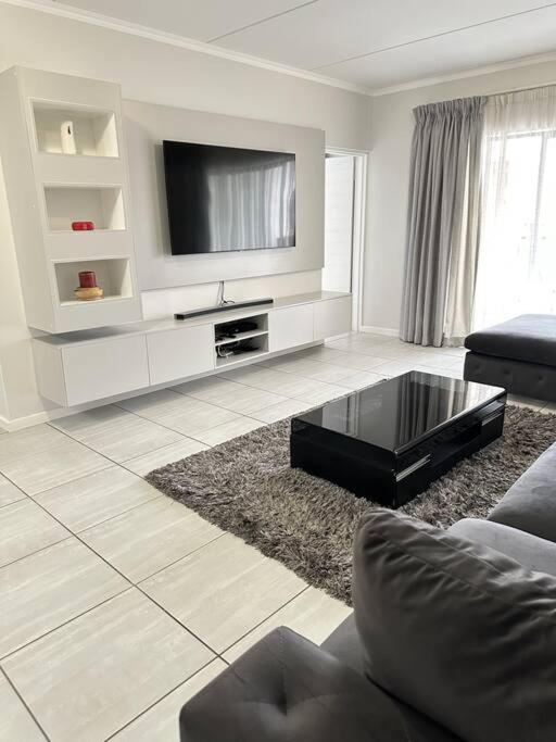 Stunning 2-Bed Apartment in Waterfall with Uncapped Wi-fi & Netflix