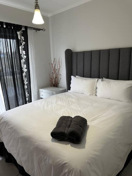 Stunning 2-Bed Apartment in Waterfall with Uncapped Wi-fi & Netflix