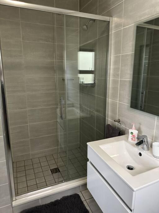 Stunning 2-Bed Apartment in Waterfall with Uncapped Wi-fi & Netflix