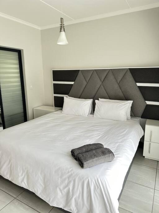Stunning 2-Bed Apartment in Waterfall with Uncapped Wi-fi & Netflix