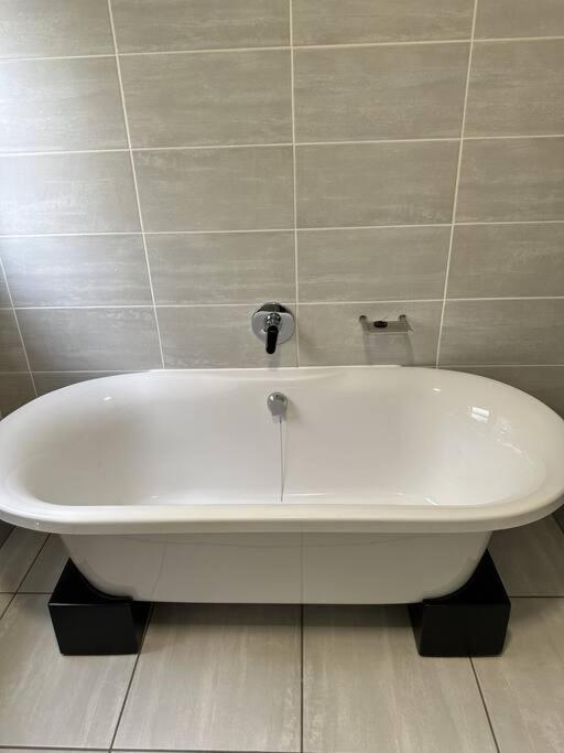 Stunning 2-Bed Apartment in Waterfall with Uncapped Wi-fi & Netflix