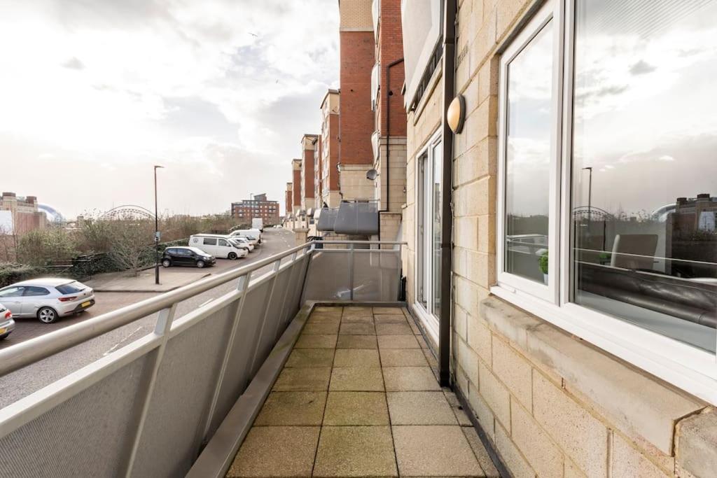 Stunning Flat by Quayside with Balcony!!
