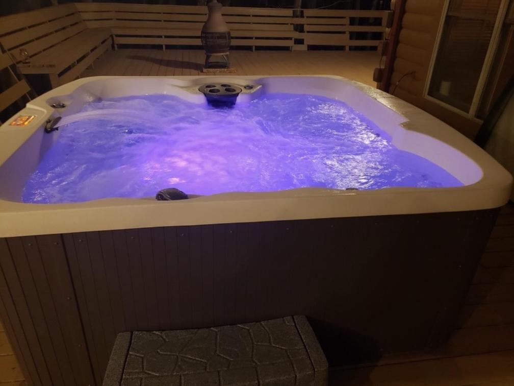 Blue Ridge Bliss- Spacious Cabin, Pets, Hot Tub!