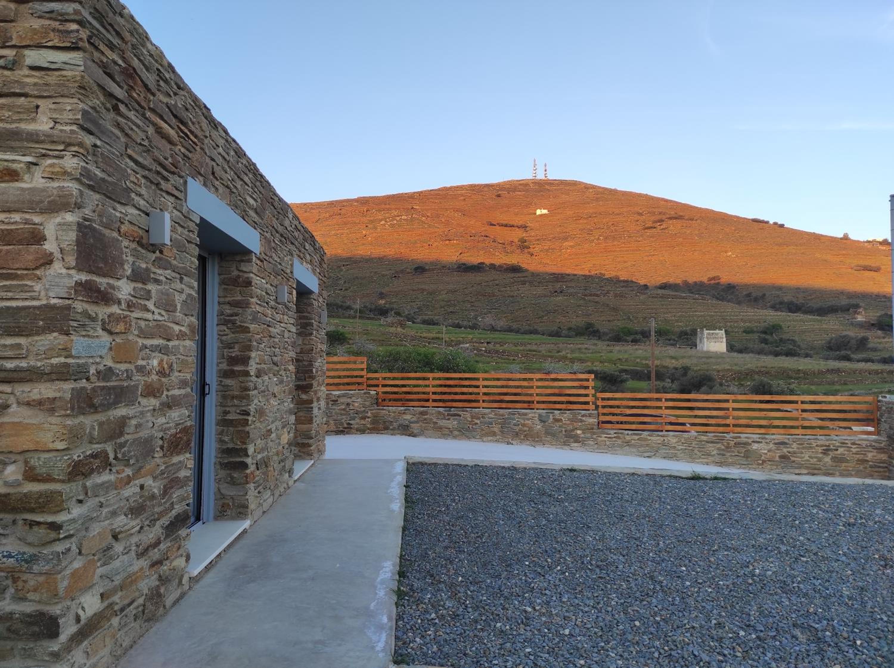 Xerolithia suites