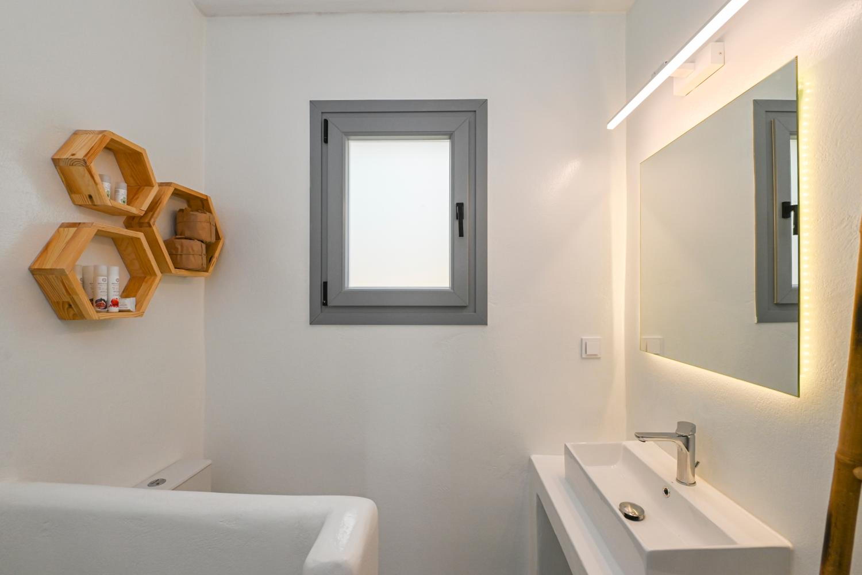 Xerolithia suites