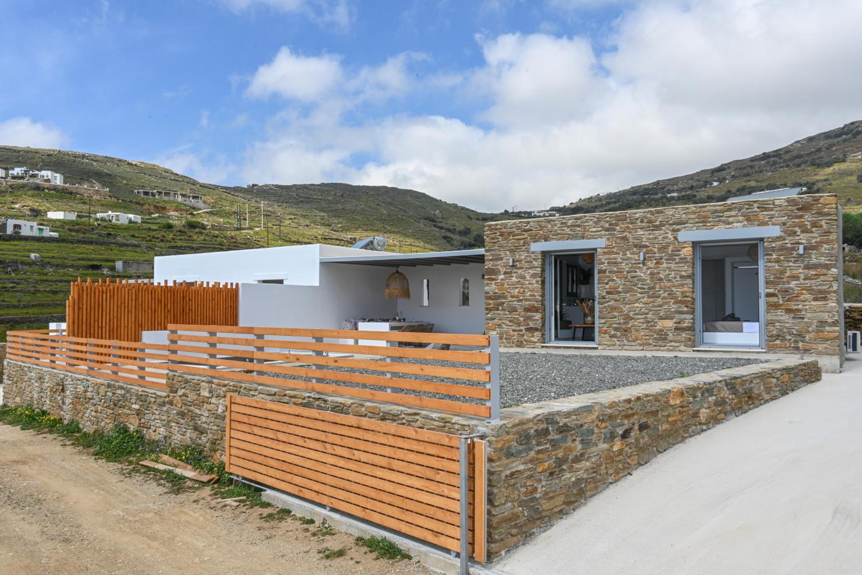 Xerolithia suites