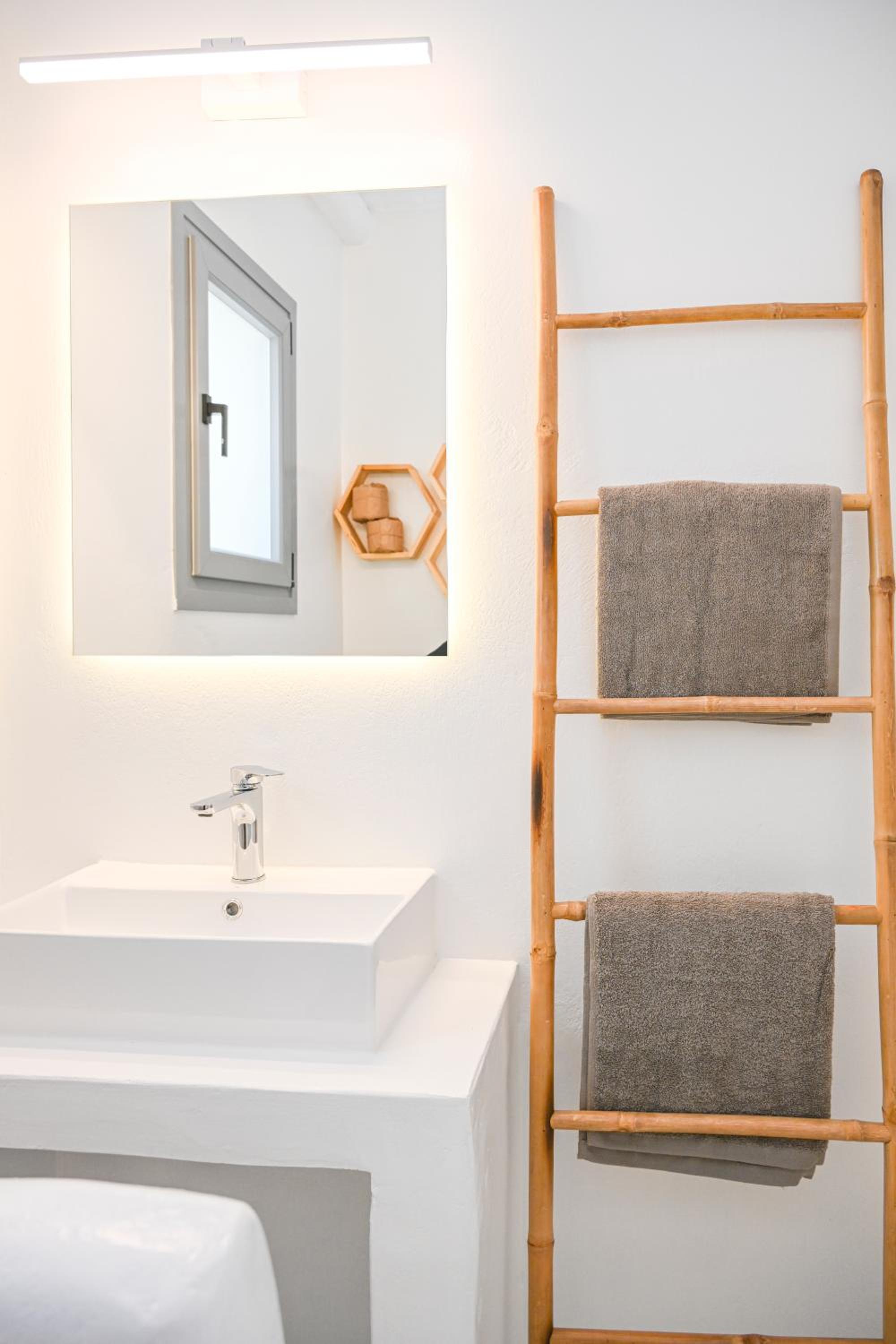 Xerolithia suites