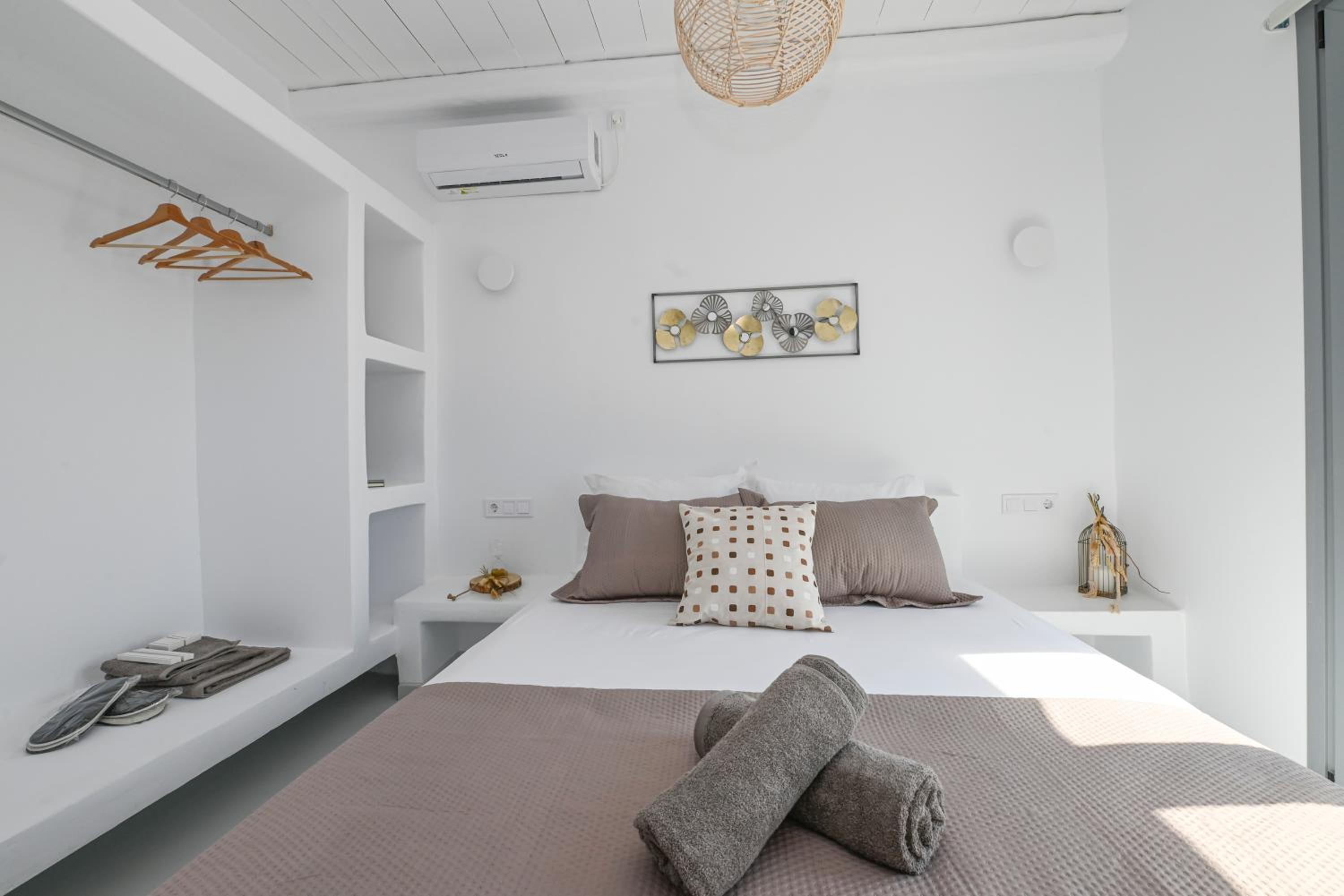 Xerolithia suites