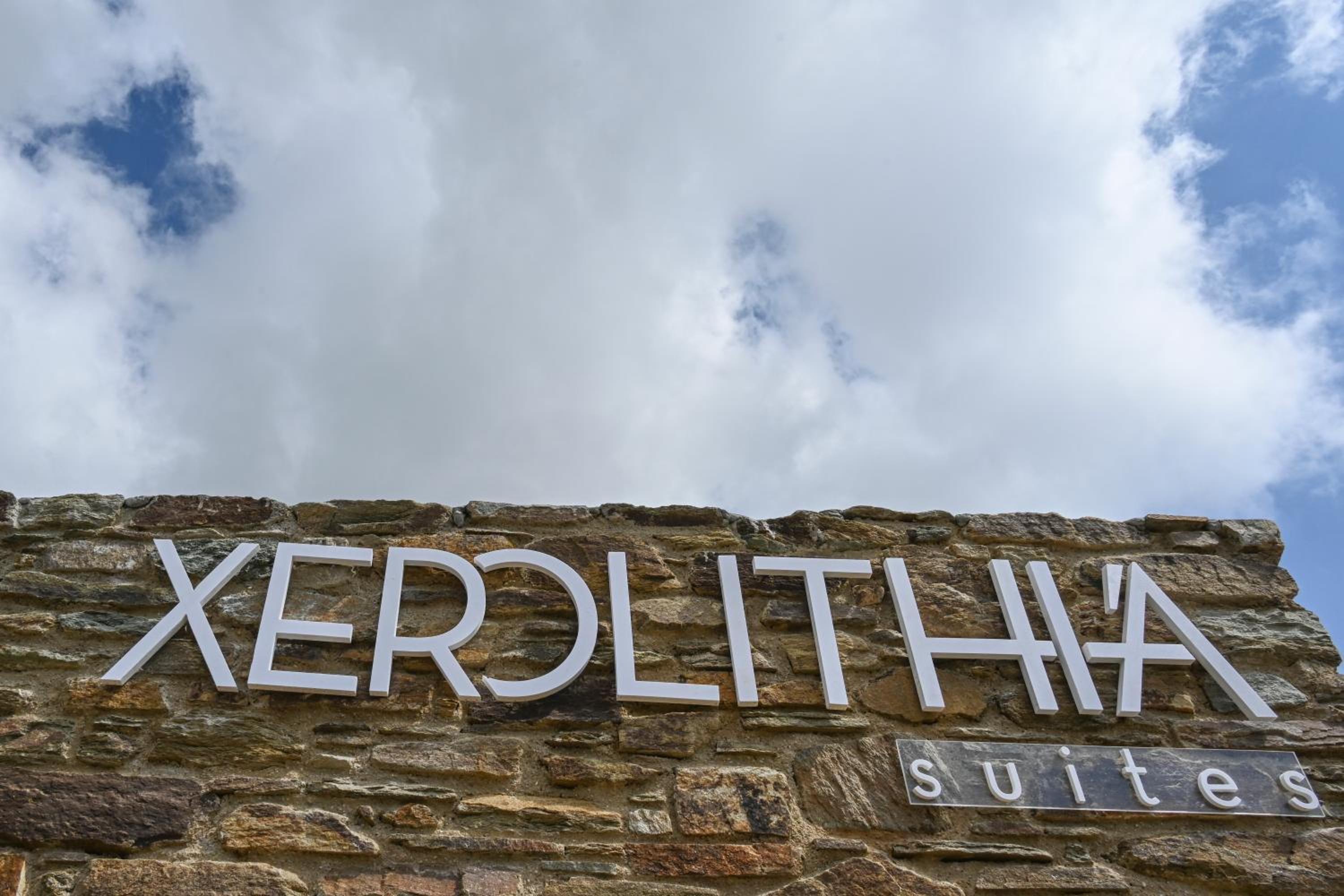 Xerolithia suites