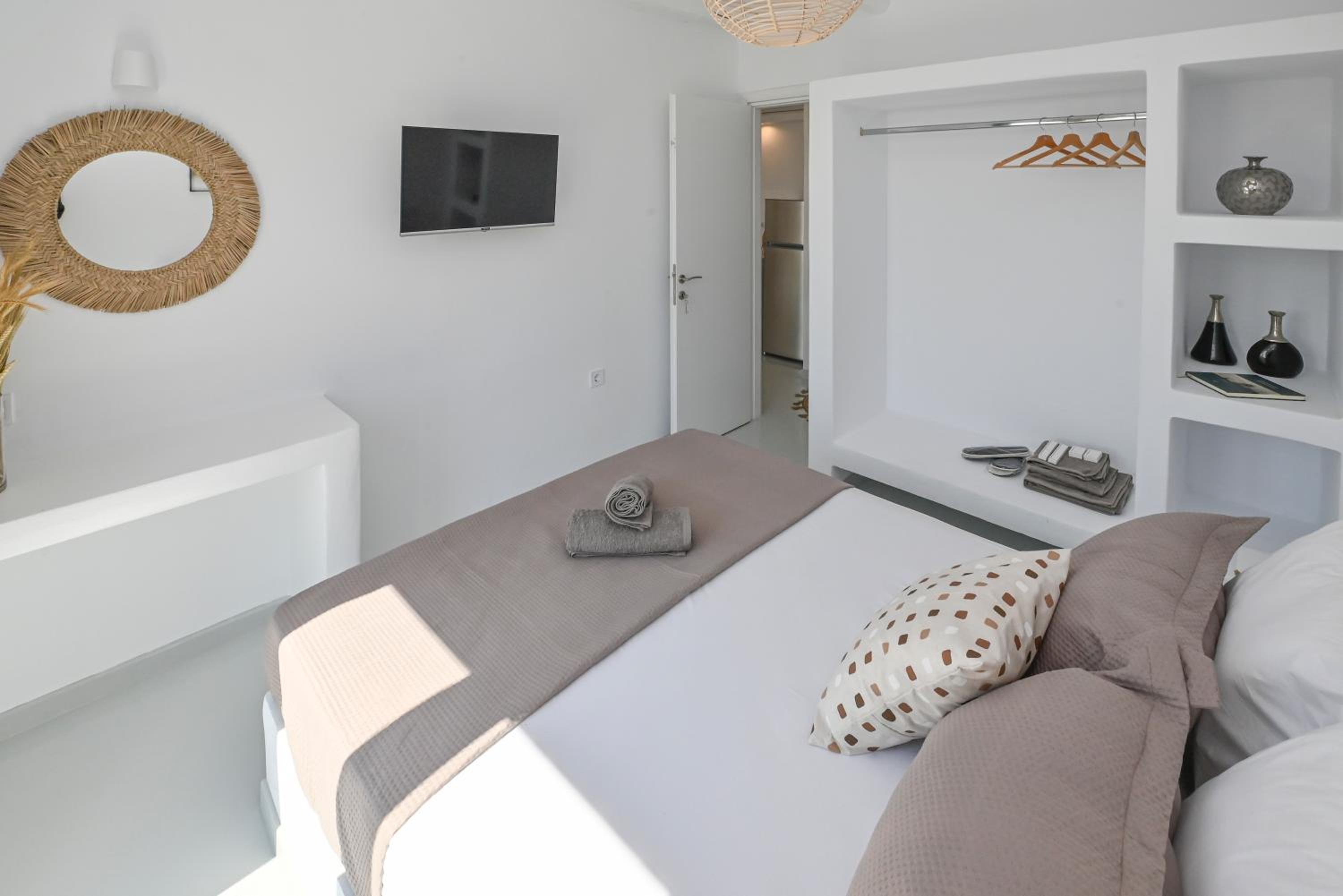 Xerolithia suites
