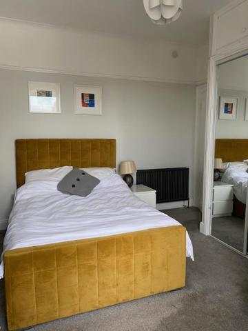 Central en-suite double room view 5